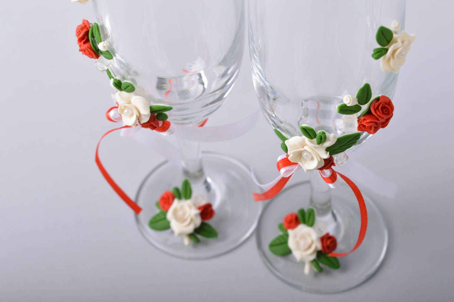 Handmade wedding glasses made of cold porcelain decorated with stucco work photo 5