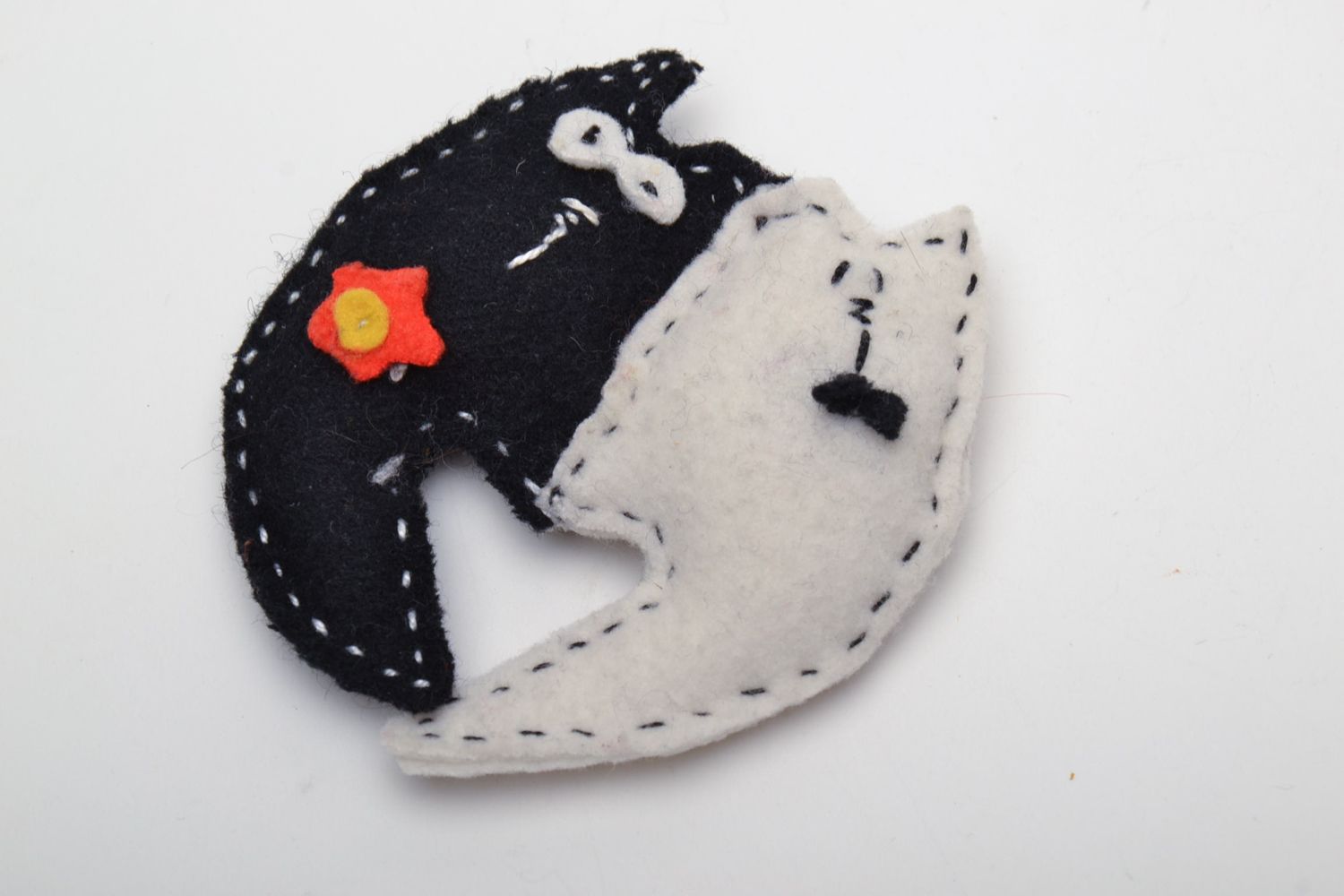 Petit jouet mou en feutre fait à la main en forme de deux Chats blanc et noir photo 2