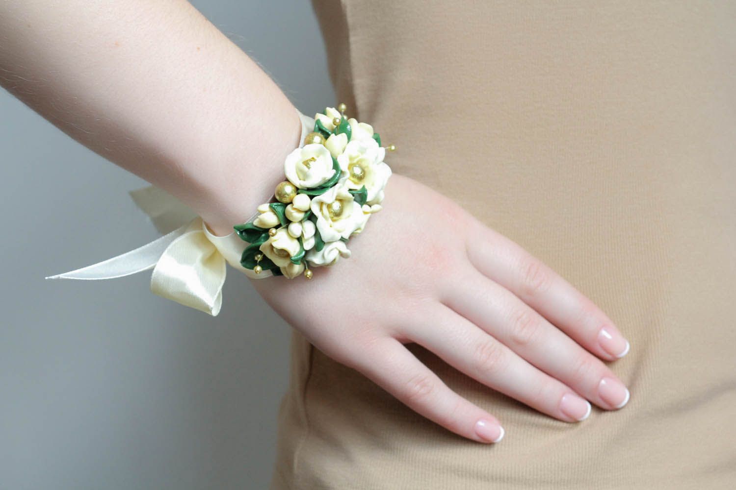 Bracelet avec fleurs en argile polymère photo 1