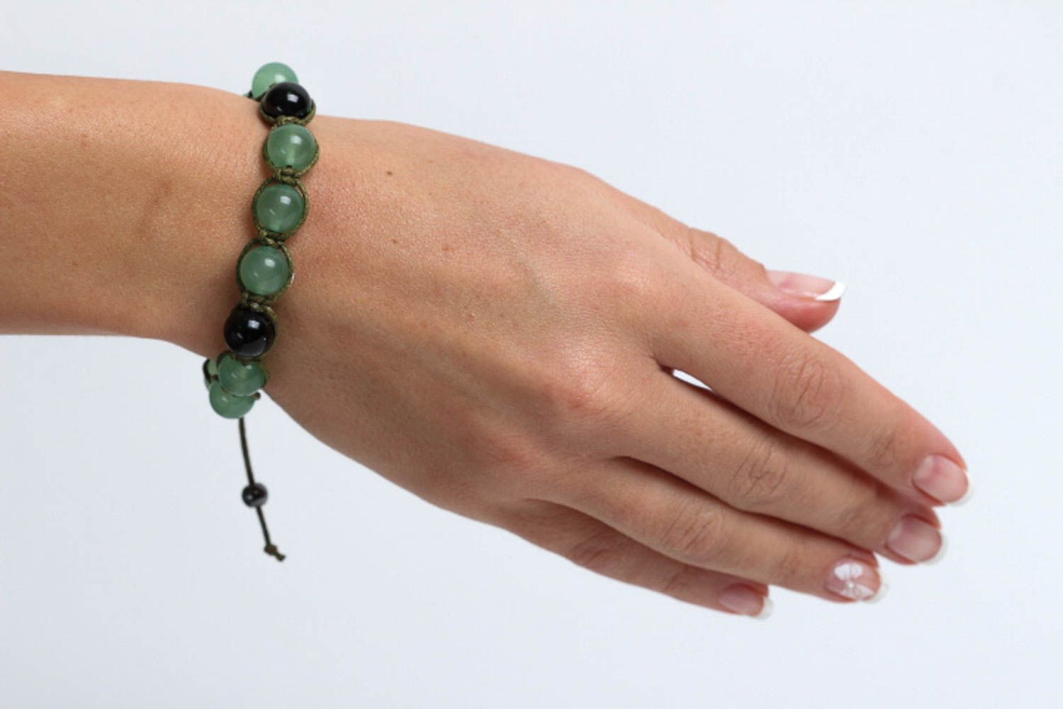 Браслет ручной работы зеленоватый браслет из бусин стильный подарок девушке фото 5