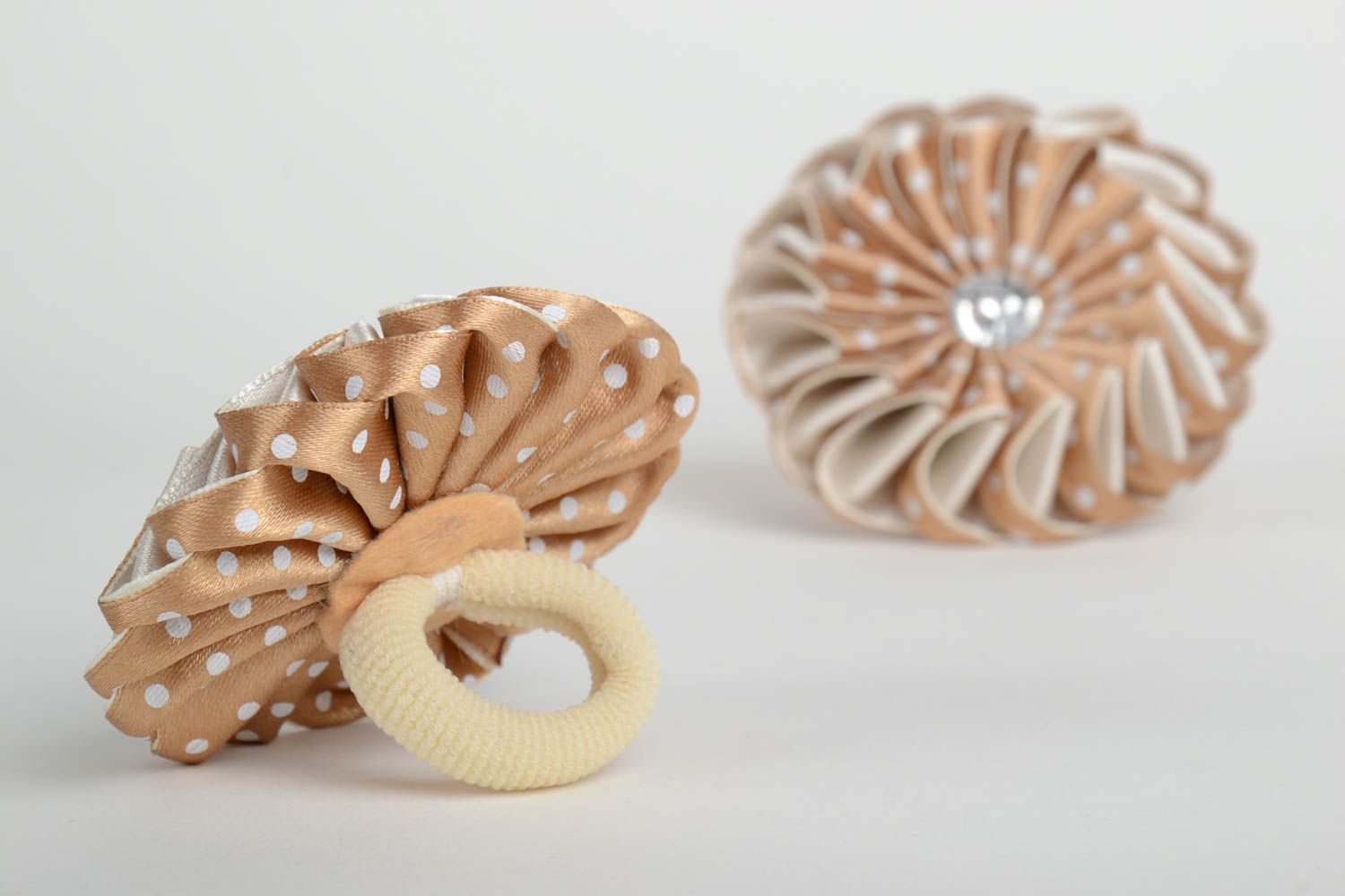 Set of 2 handmade decorative hair bands with beige satin ribbon kanzashi flowers photo 3