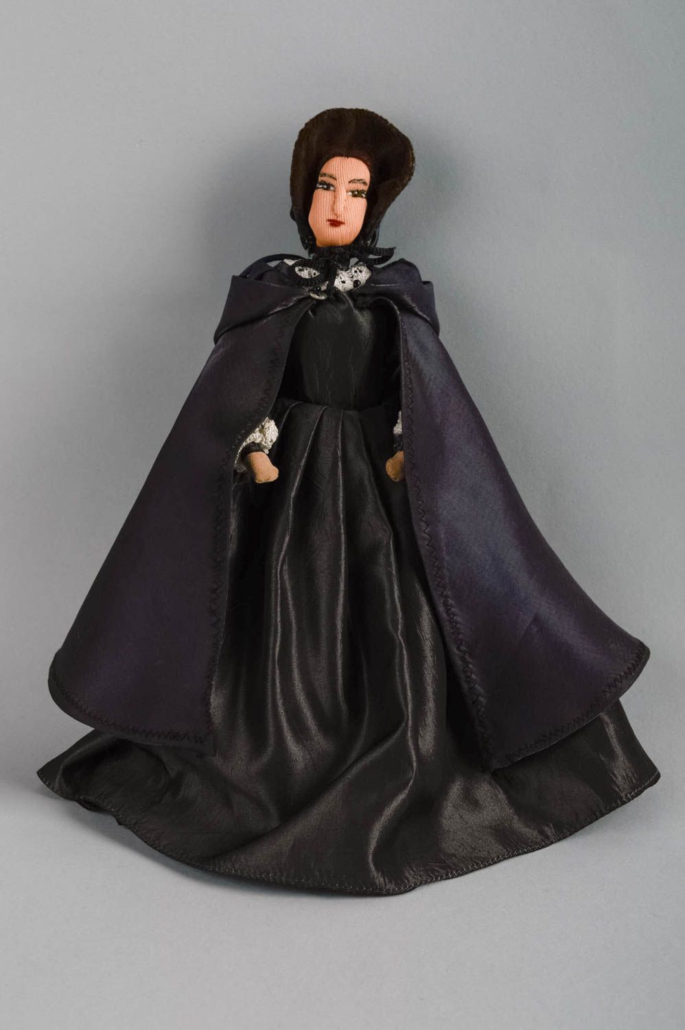 Декоративная кукла женщина в плаще черного цвета для интерьера ручная работа  фото 1