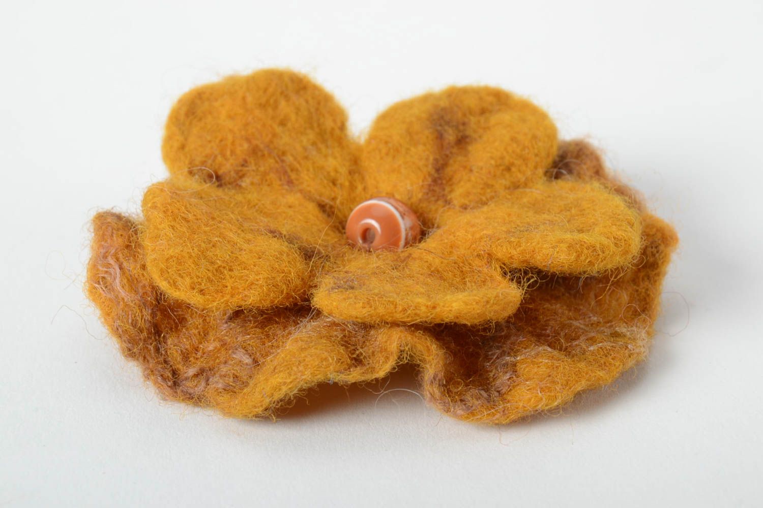 Handgemachter Schmuck Blume Brosche in Orange Accessoire für Frauen aus Wolle foto 3