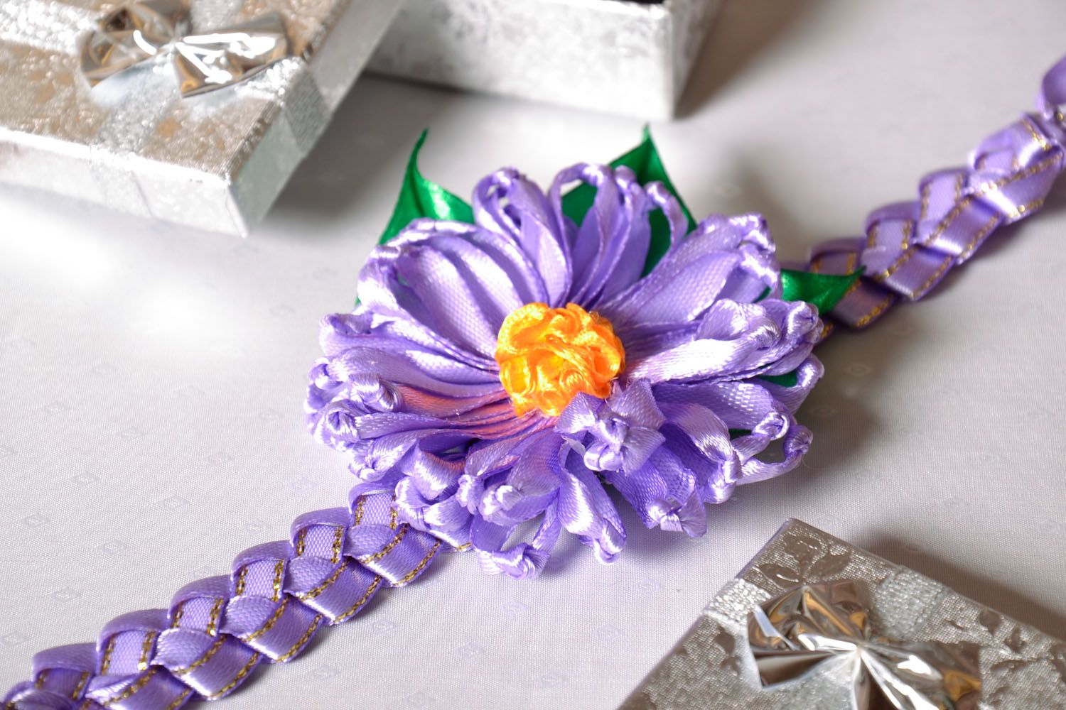 Corsage poignet de mariage violet fait main en rubans de satin accessoire photo 1