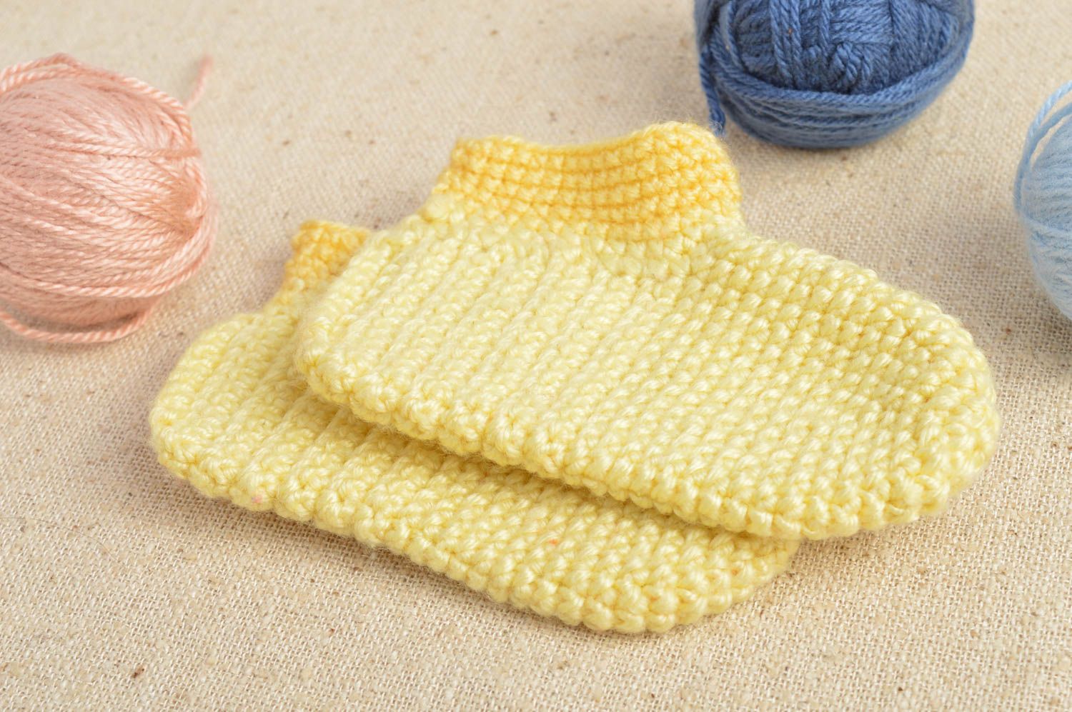 Chaussons bébé Pantoufles tricot fait main jaunes de design Vêtement bébé photo 1