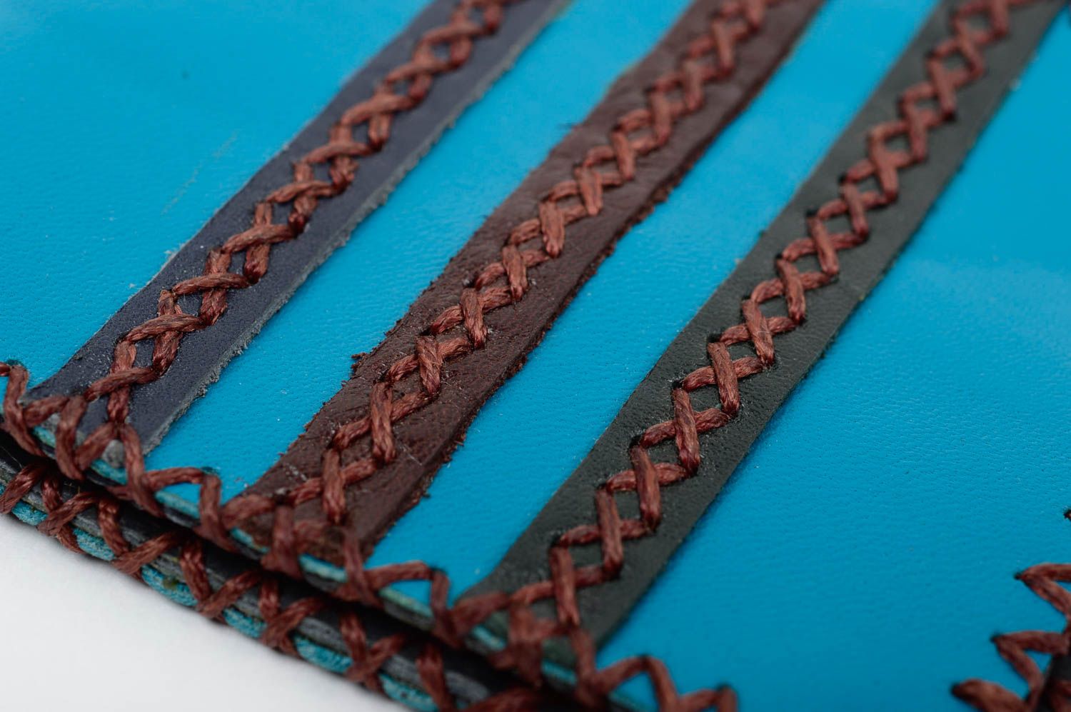Стильный голубой кожаный кошелек шитье с металлической кнопкой ручной работы фото 4