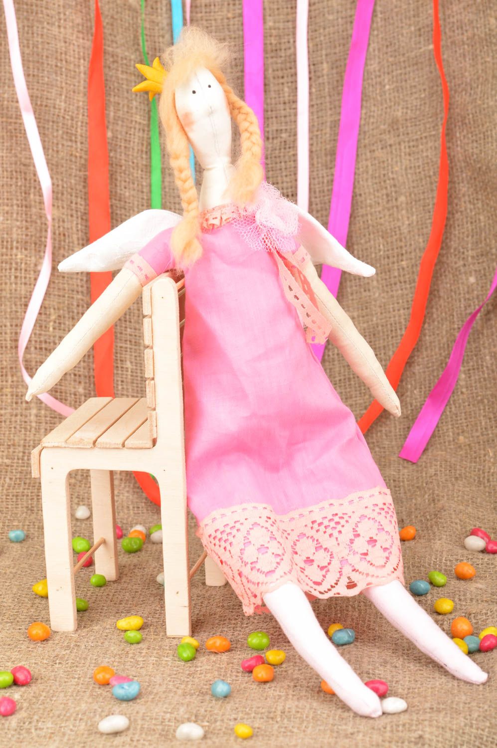 Originelle hübsche rosa handmade Spielzeug Puppe mit Flügeln aus Baumwolle foto 1