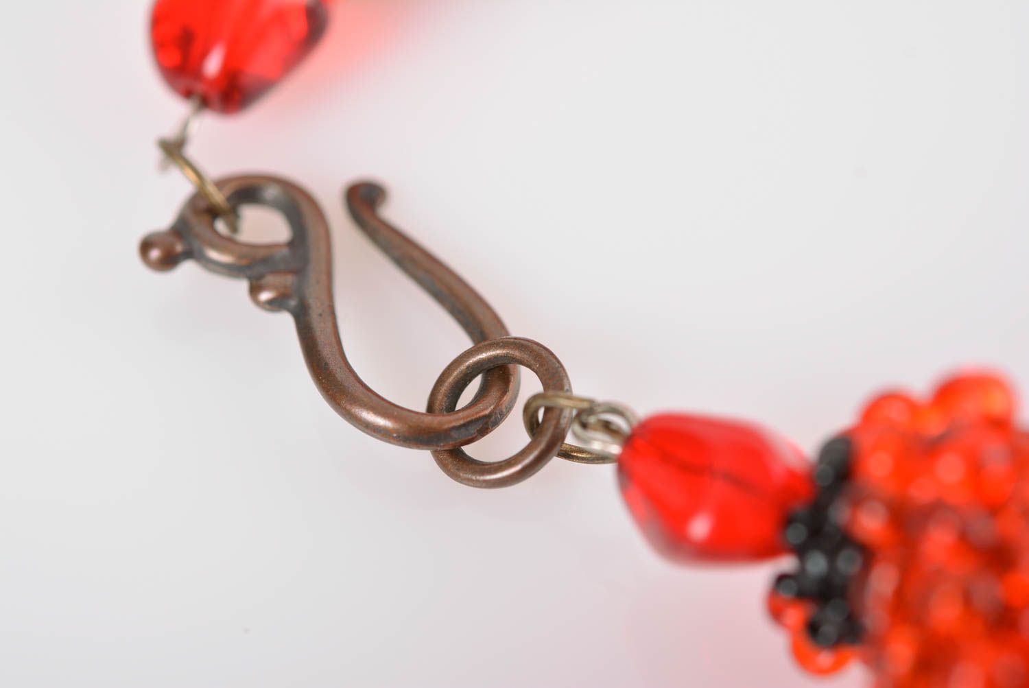 Ожерелье из полимерной глины и бисера с сердцем красное с черным ручной работы фото 5