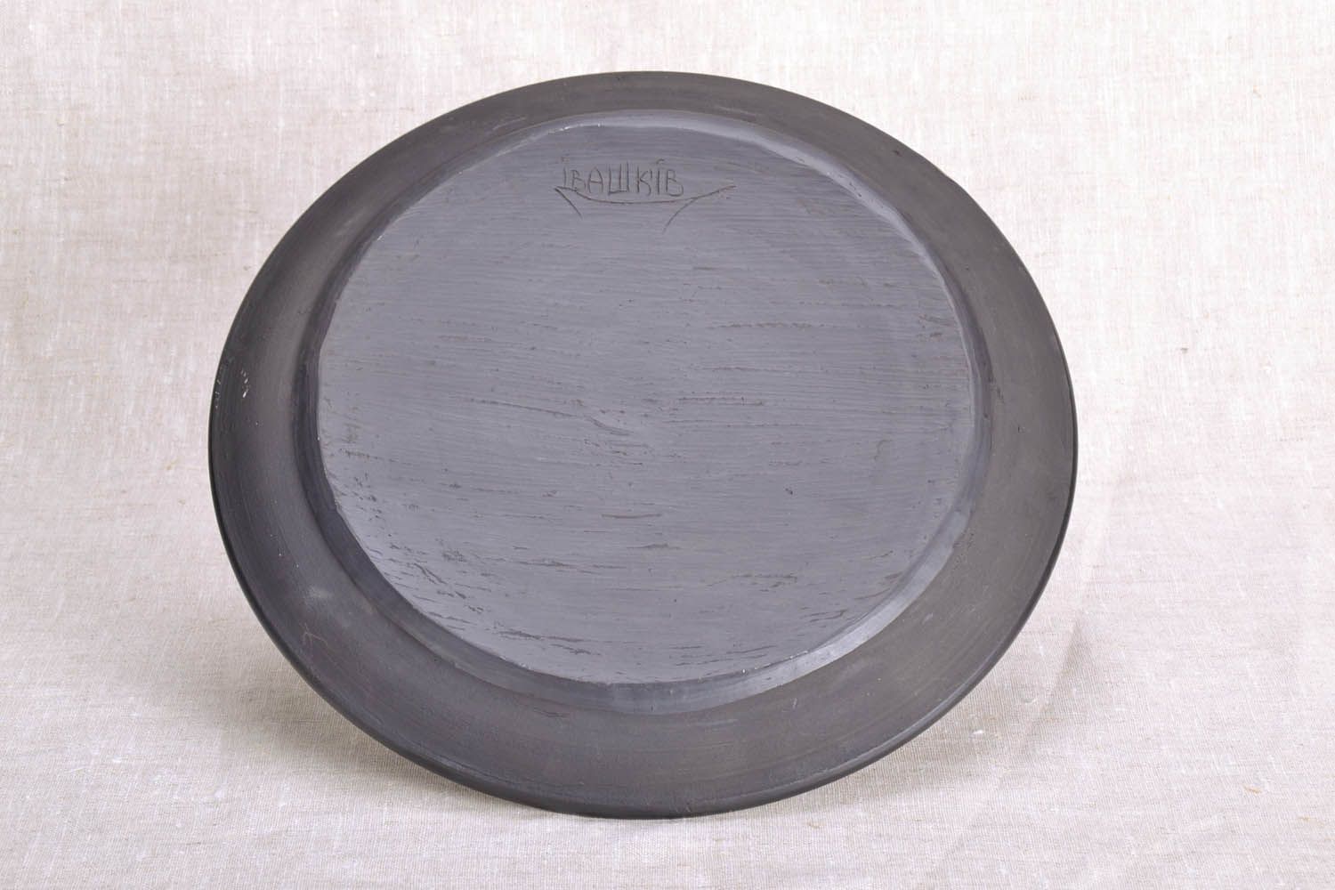 Pequeno prato artesanal feito de cerâmica de fumaça preta foto 4