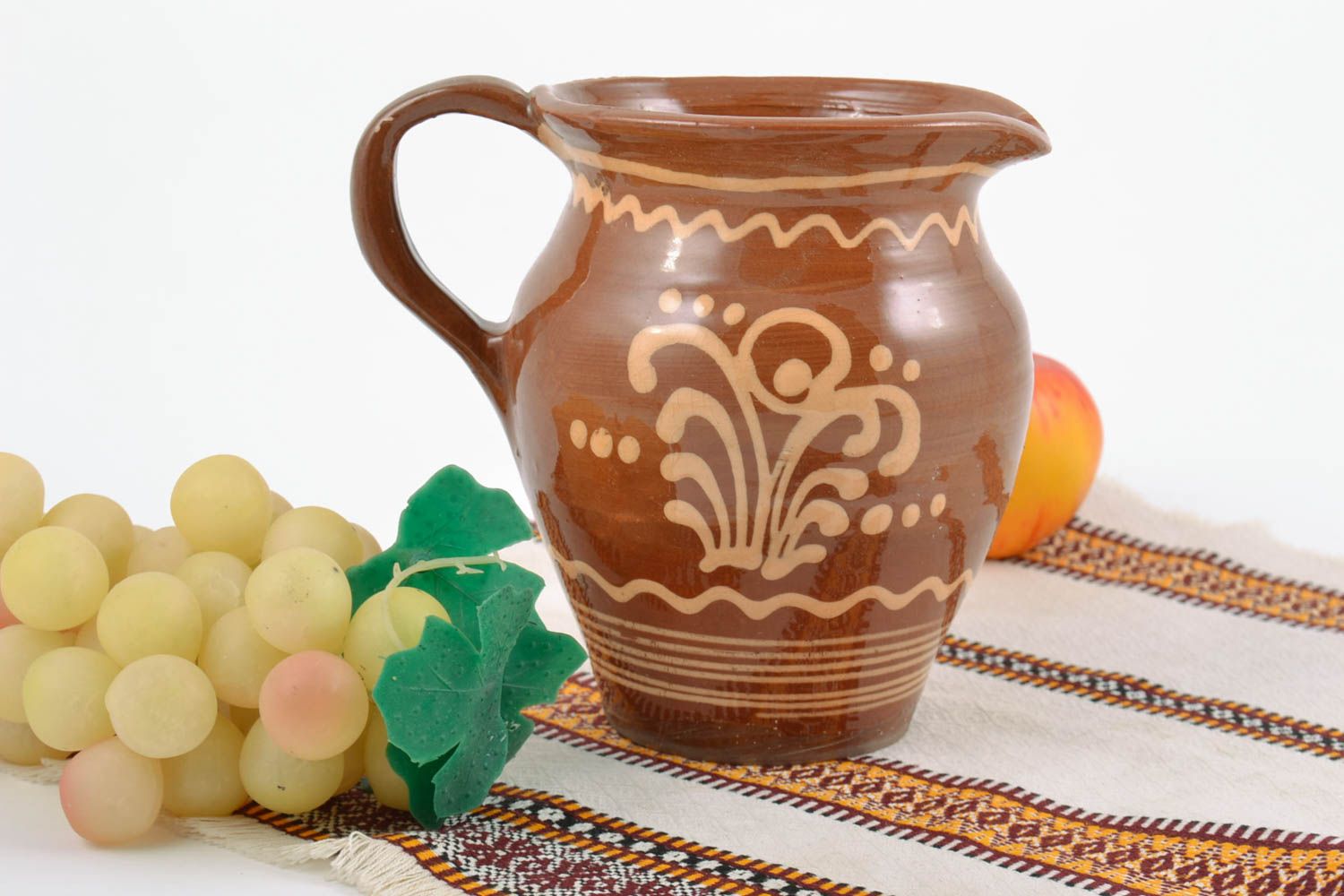 20 oz ceramic porcelain milk jug with handle and painted ornament 1,14 lb photo 1