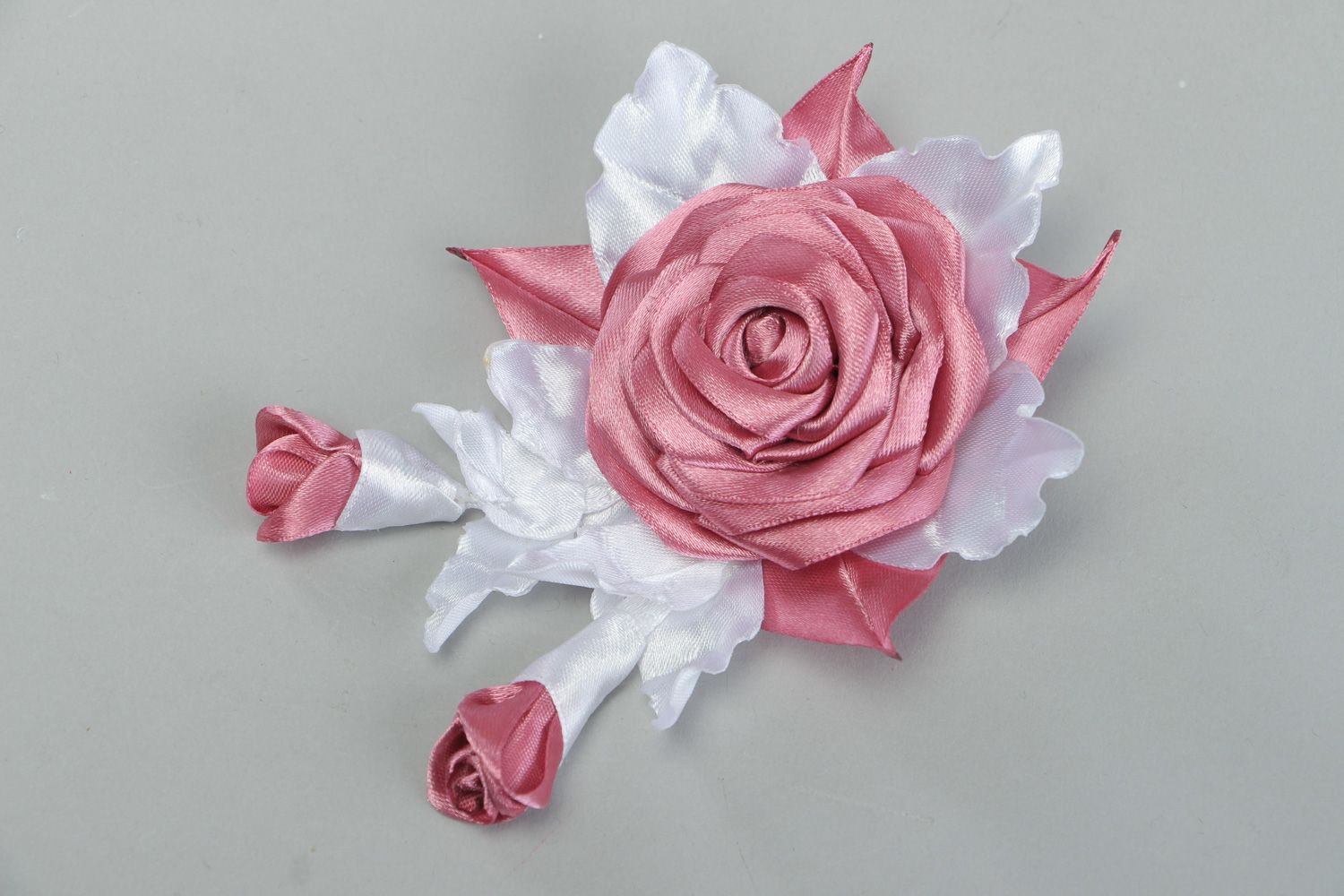 Broche en tissu faite main technique de kanzashi en satin rose et blanc photo 1