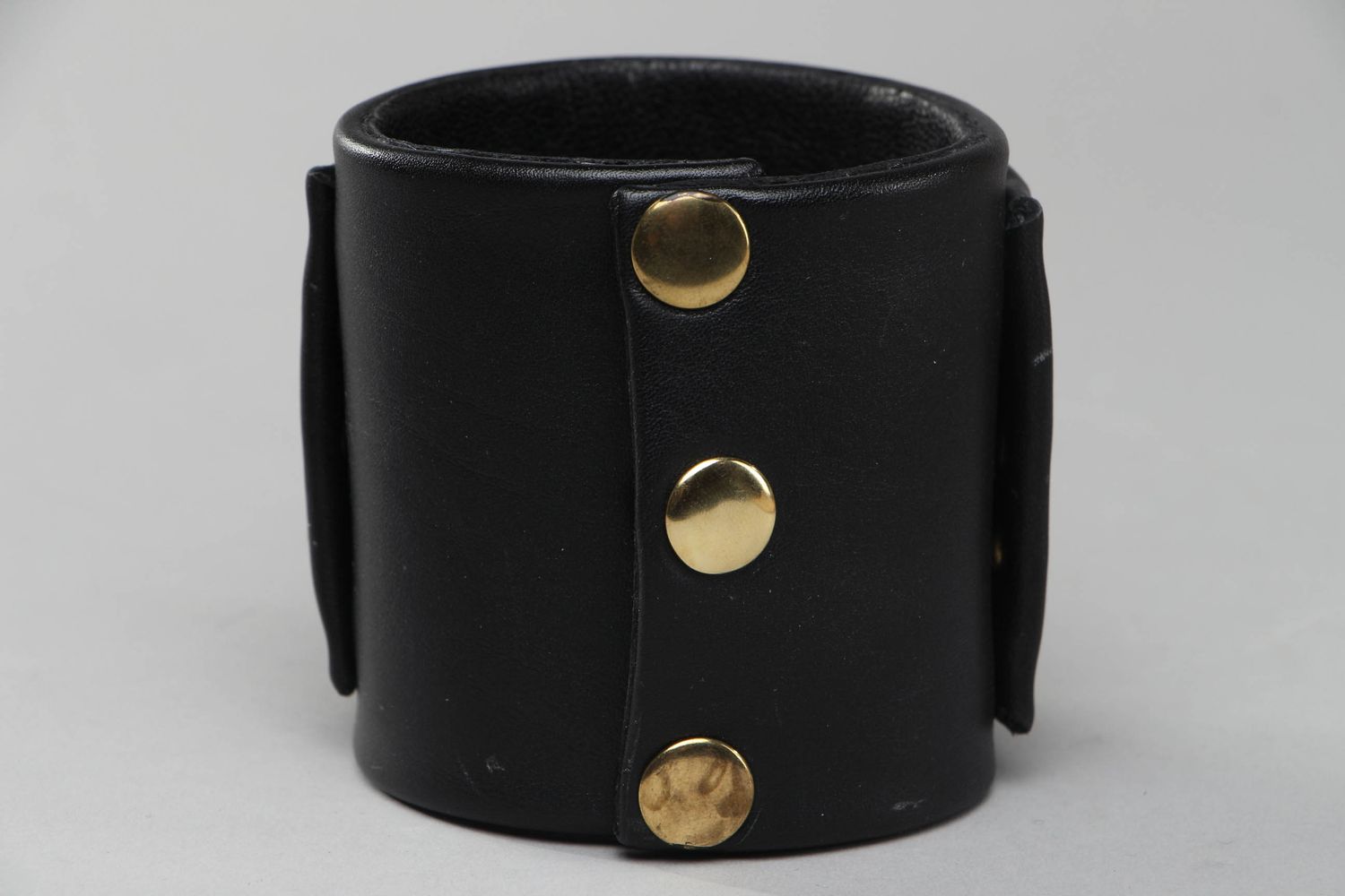 Bracelet en cuir pour maroquinerie avec rivets métalliques photo 2