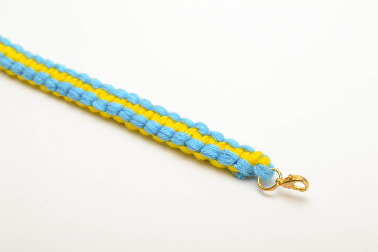 Тонкий плетеный браслет из ниток мулине желто-голубой ручной работы Кобра фото 2