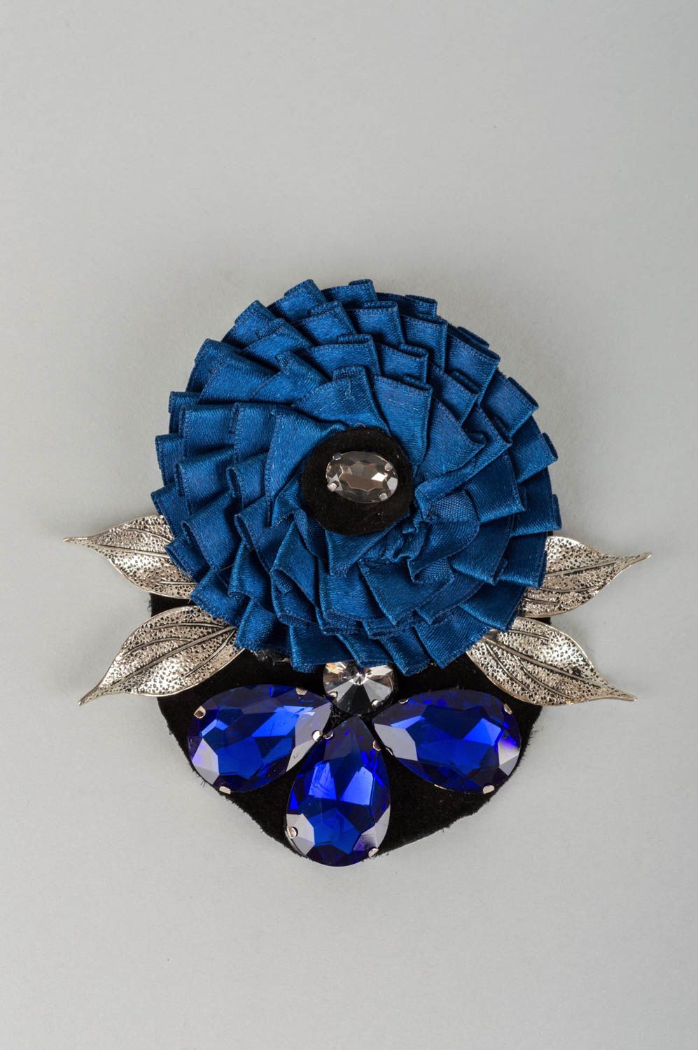 Broche fleur bleue en satin et cuir avec cistal de roche faite main grande photo 2