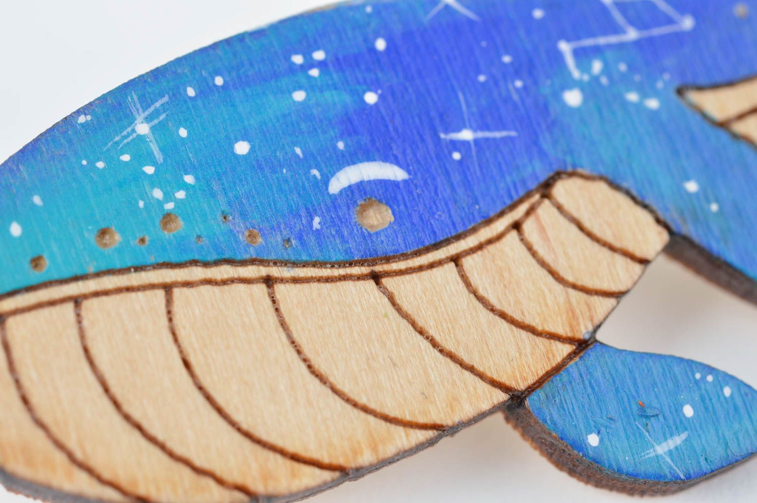 Broche en bois faite main Accessoire femme peint baleine bleue Cadeau femme photo 5