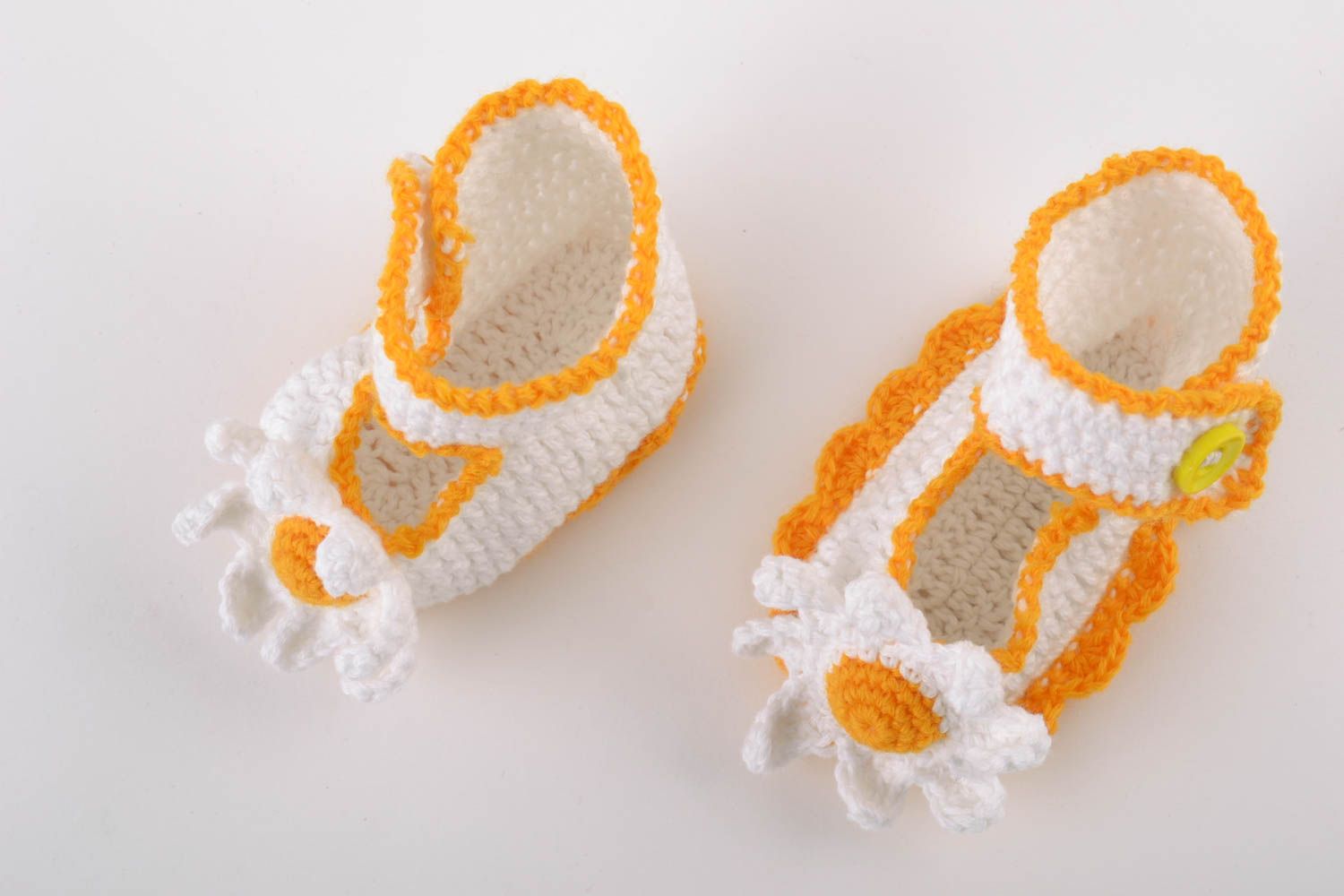 Handmade baby shoes crocheted of white and yellow cotton threads with chamomiles photo 2