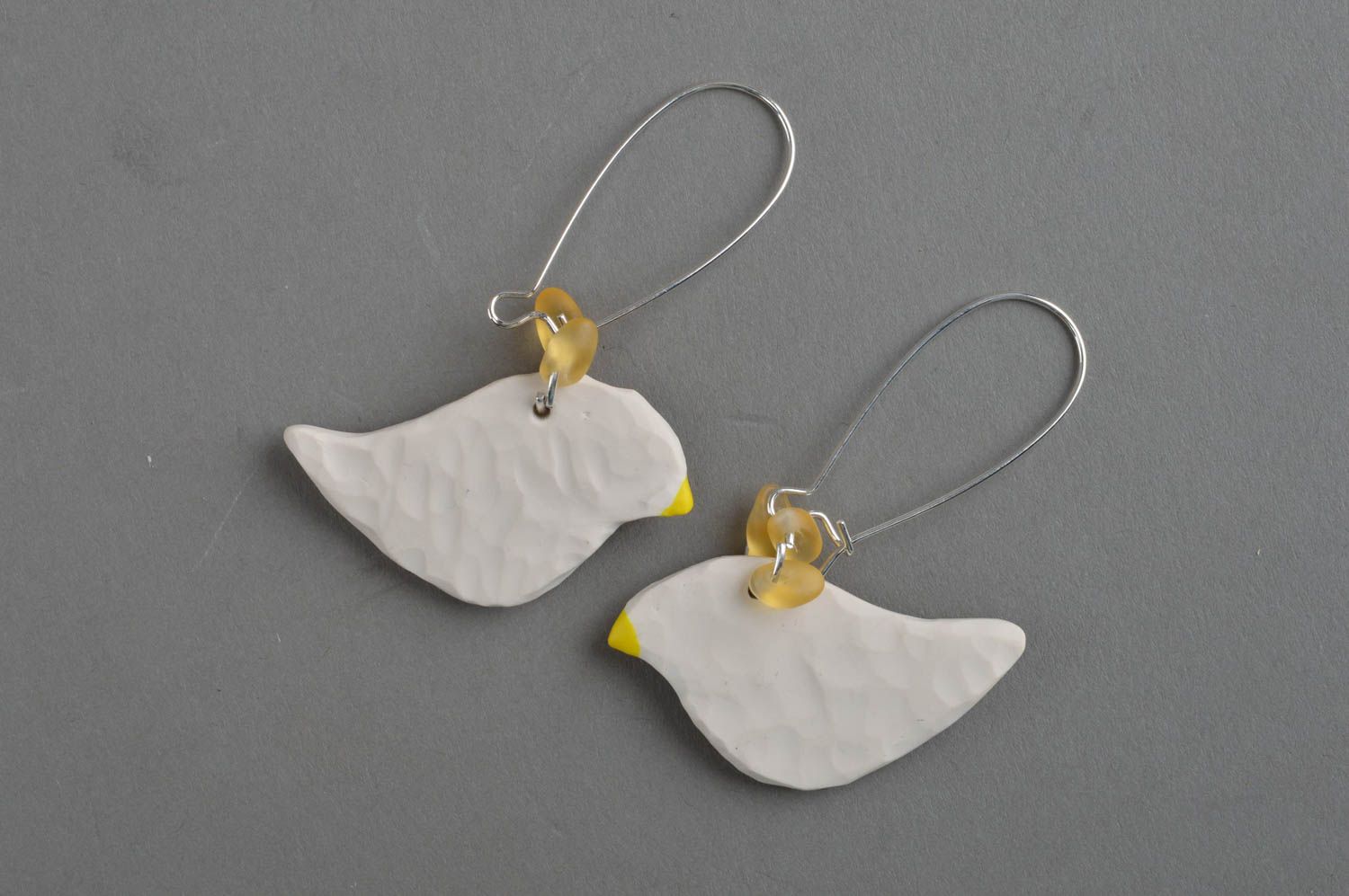 Schöne künstlerische handgemachte Ohrringe aus Polymerton Vogel weiß gelb  foto 2