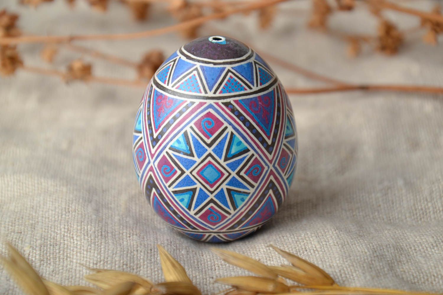 Oeuf de Pâques peint de colorants d'aniline traditionnel bleu fait main photo 1