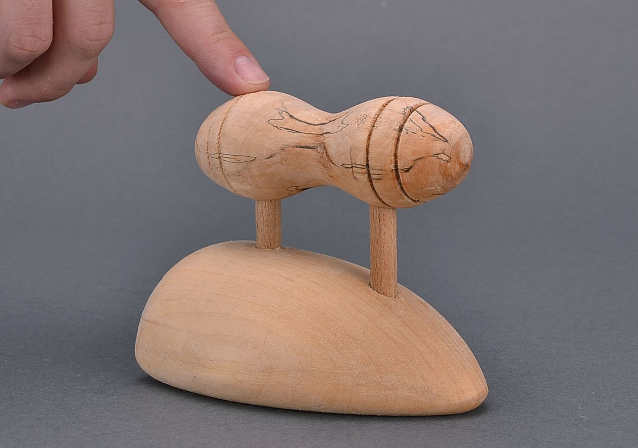 Figurilla de madera en forma de plancha pequeña foto 4