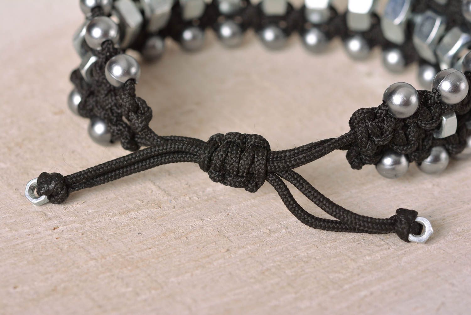 Bracelet original Bijou fait main large noir avec écrous Cadeau pour femme photo 4