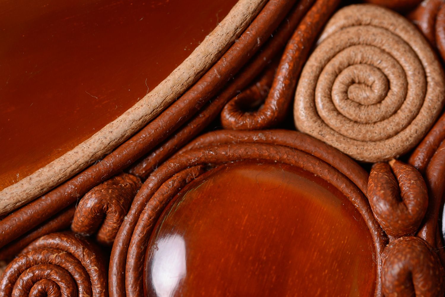 Handgemachter Halsschmuck aus Leder und Horn in warmer Kolorierung foto 3