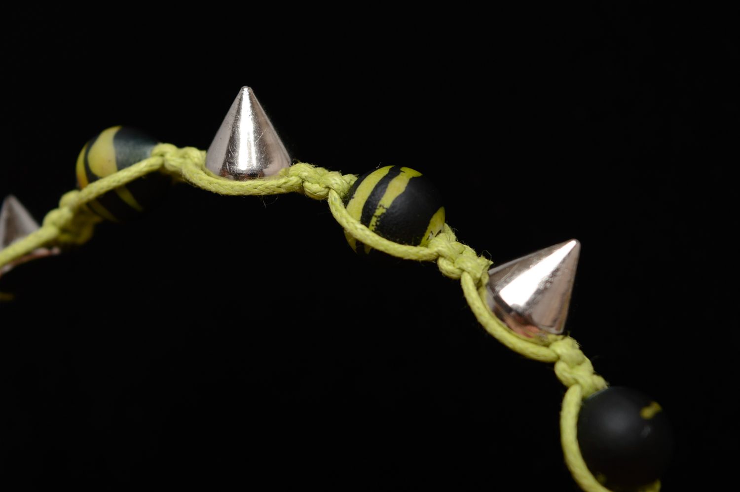 Плетеный браслет макраме из вощеного шнурка и металлических шипов фото 5