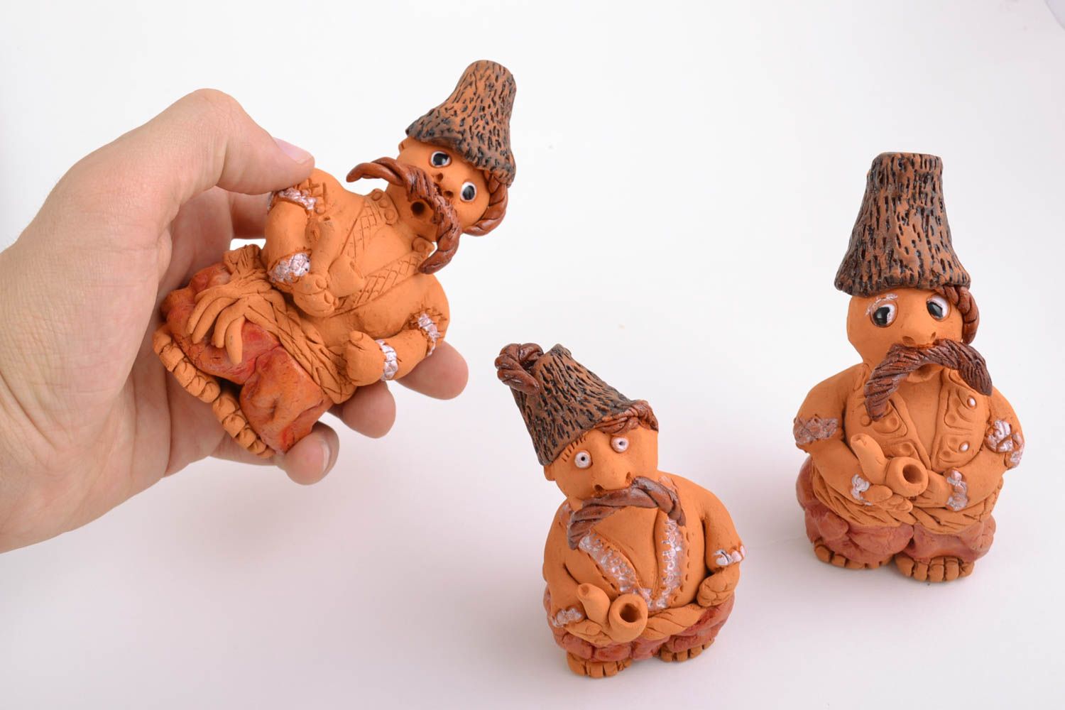 Statuine fatte a mano in ceramica set di tre cosacchi divertenti originali foto 2