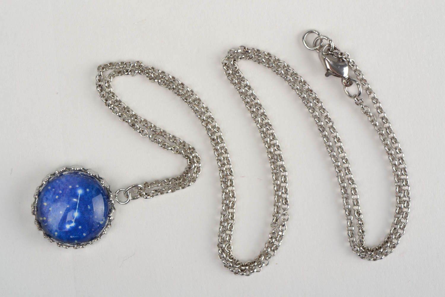 Pendentif zodiaque Bélier en verre bleu rond avec chaîne en métal fait main photo 3