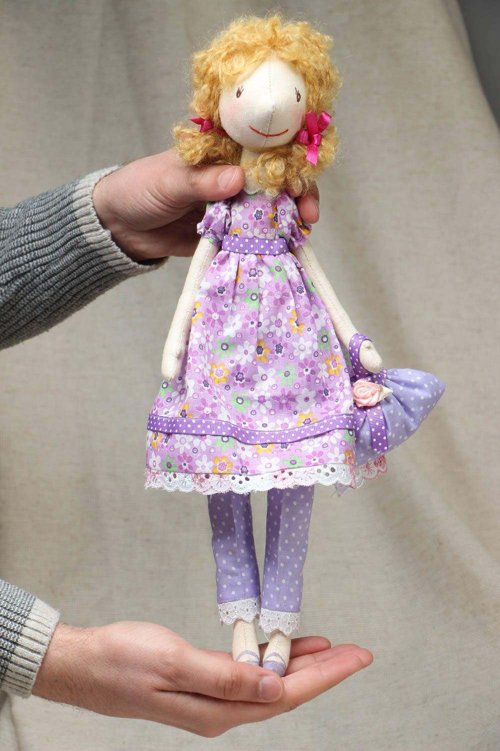 Авторская кукла в сиреневом сарафане с сумкой фото 4