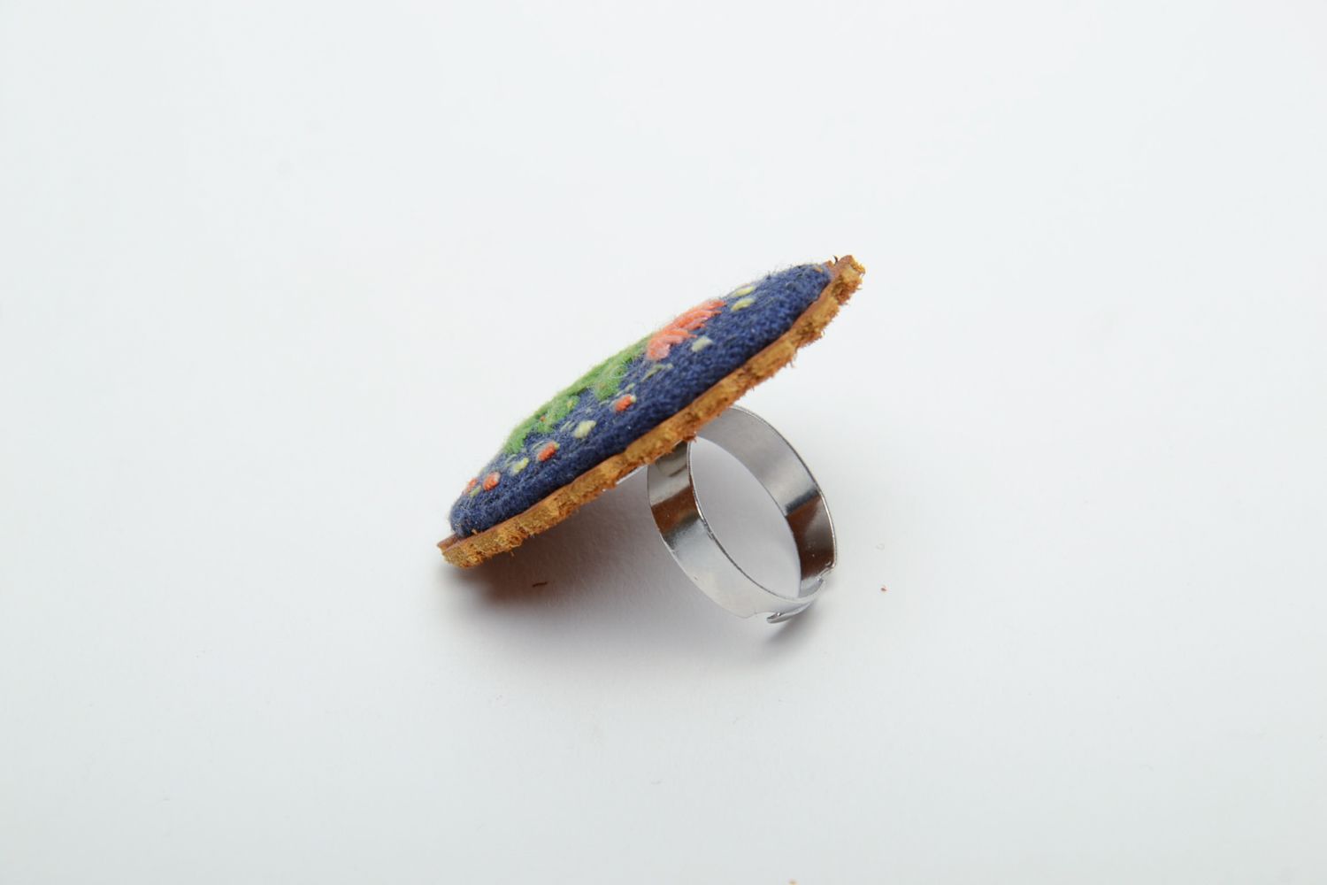 Кольцо с вышивкой гладью нитками мулине Цветок фото 3