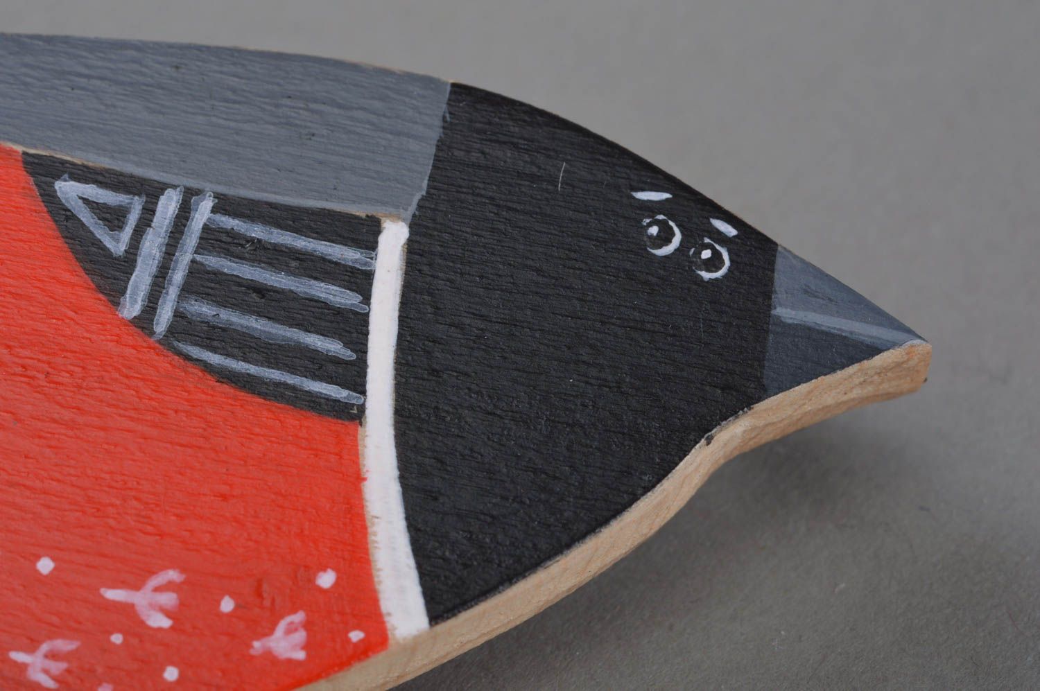 Broche de madera artesanal con forma de pájaro pintado con tintes rojinegro foto 3