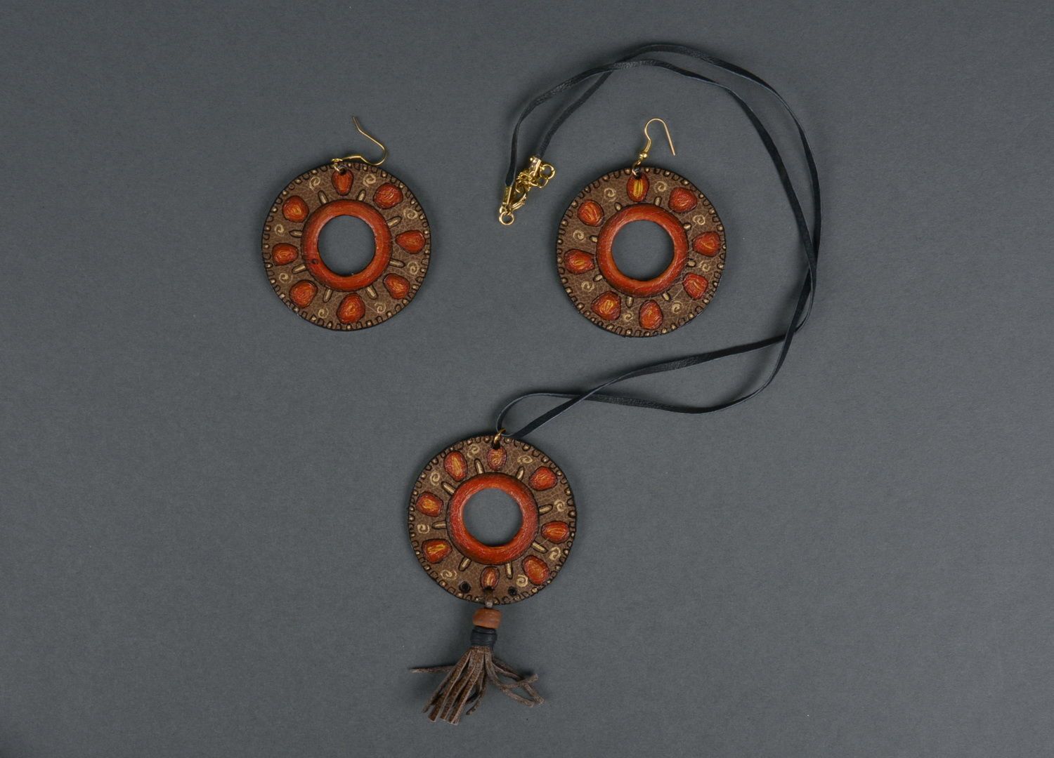 Set de bijoux en cuir boucles d'oreilles et pendentif Yarilo photo 2