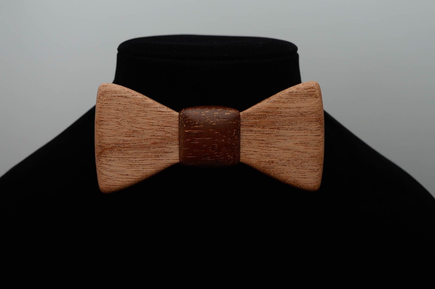 Деревянный галстук-бабочка из сапеле фото 3