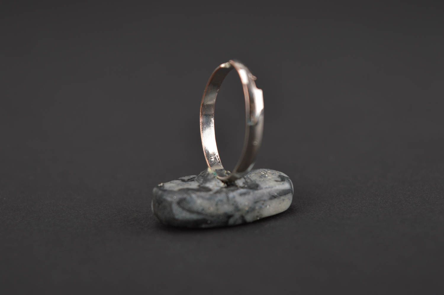 Anillo hecho a mano bisutería de moda anillo de arcilla polimérica gris  foto 3