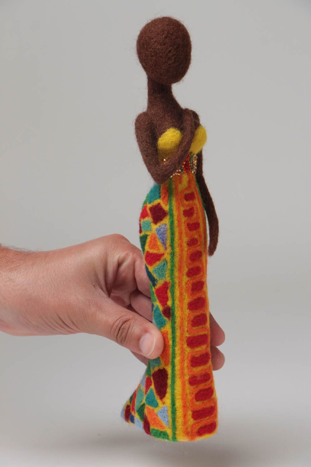 Статуэтка из шерсти в технике сухого валяния маленькая африканка ручной работы фото 5
