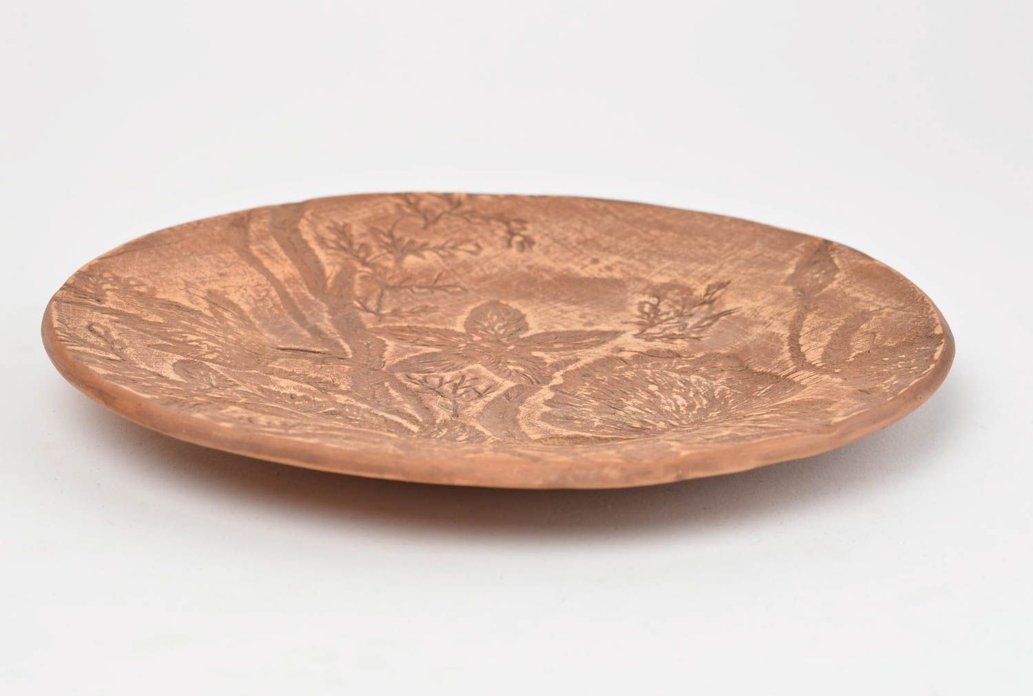 Круглая тарелка из красной глины ручной работы в технике гончарства Джунгли фото 3