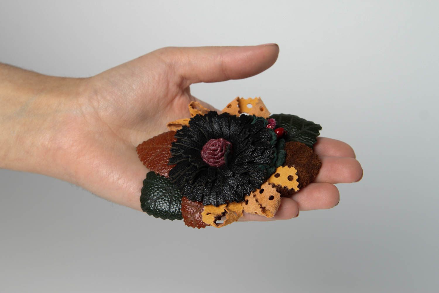 Spilla a forma di fiore fatta a mano fermaglio originale di cuoio naturale foto 2