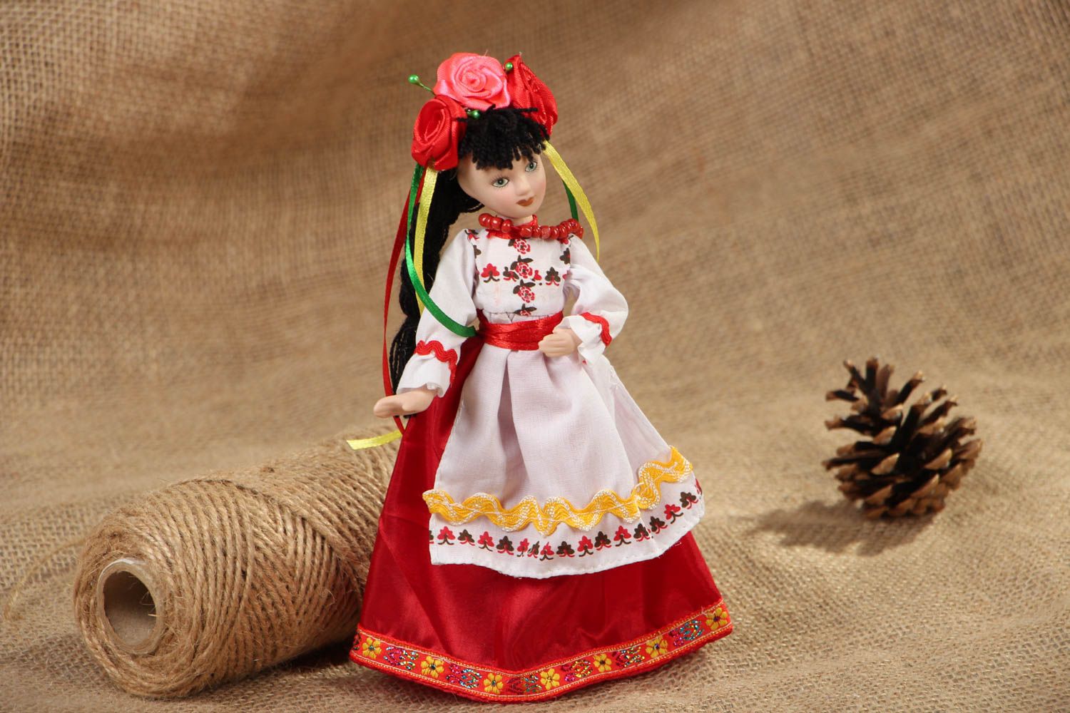 Muñeca de peluche artesanal en traje nacional  foto 5
