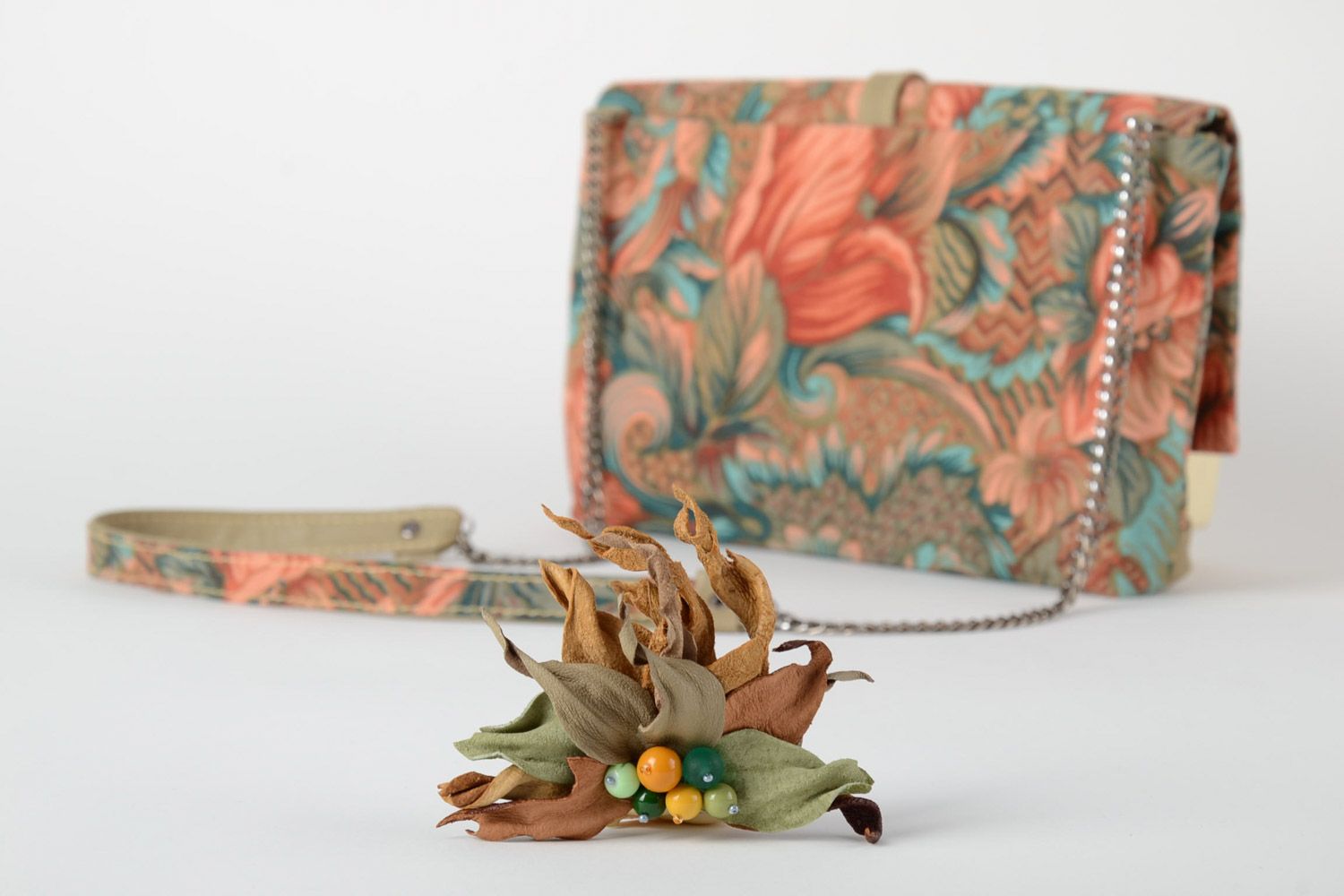 Conjunto de accesorios artesanales 2 piezas bolso de tela y broche de cuero foto 5