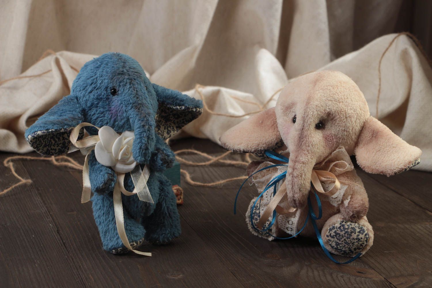 Ensemble de jouets mous faits main 2 pièces éléphants bleu et beige mignons photo 1