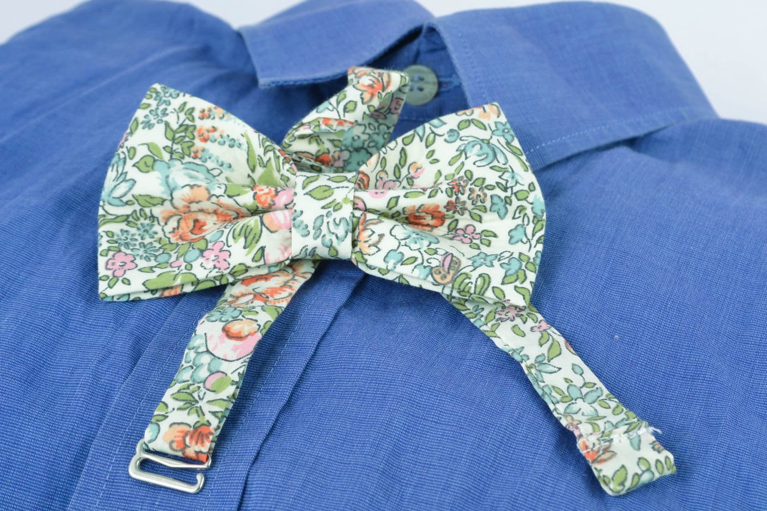 Handmade fabric bow tie with floral print photo 1