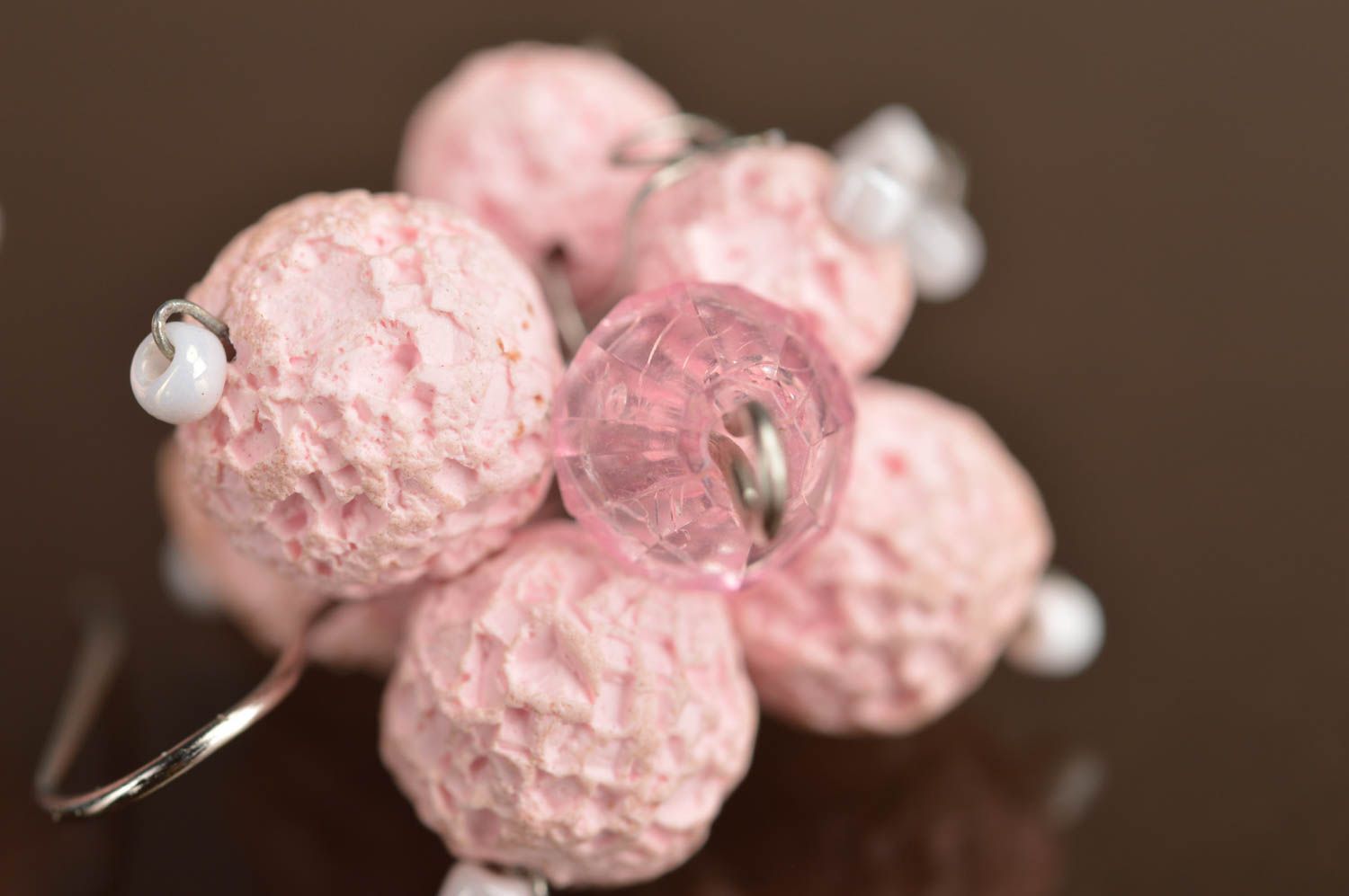 Розовые серьги шарики из полимерной глины украшение ручной работы на крючках фото 3
