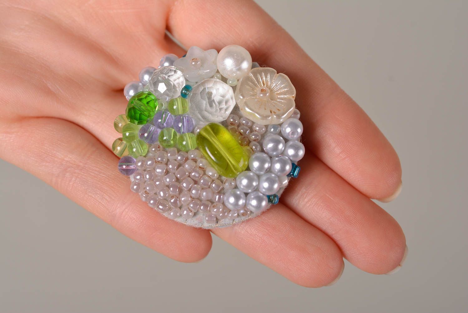 Broche ronde faite main Accessoire femme en perles fantaisie Cadeau femme photo 3