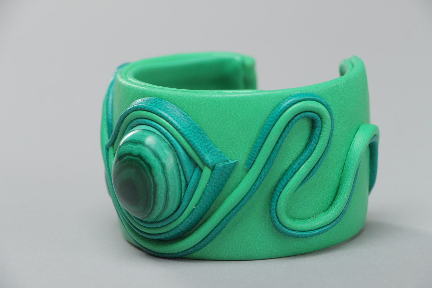 Originelles breites schönes grünes Armband aus Leder handmade mit Malachit handmade foto 3