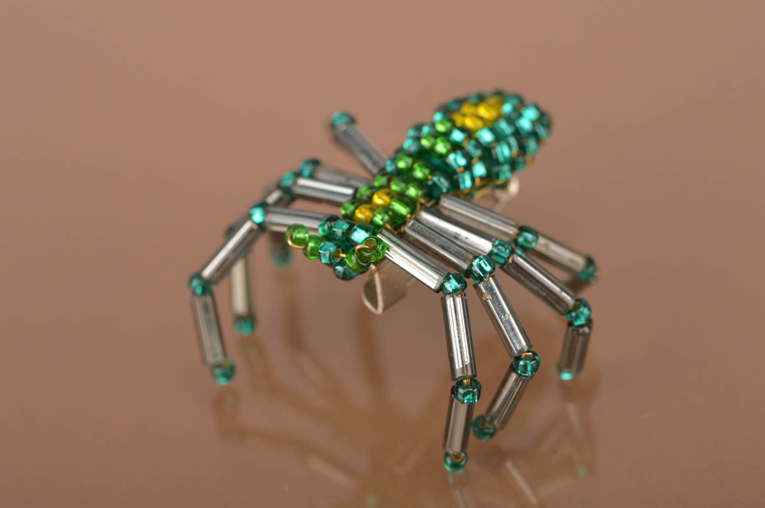 Симпатичная брошь из бисера в виде паука ручной работы оригинальная зеленая фото 3