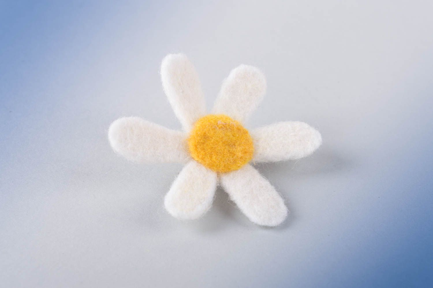Broche fleur fait main Bijou de créateur accessoire femme marguerite en laine photo 2