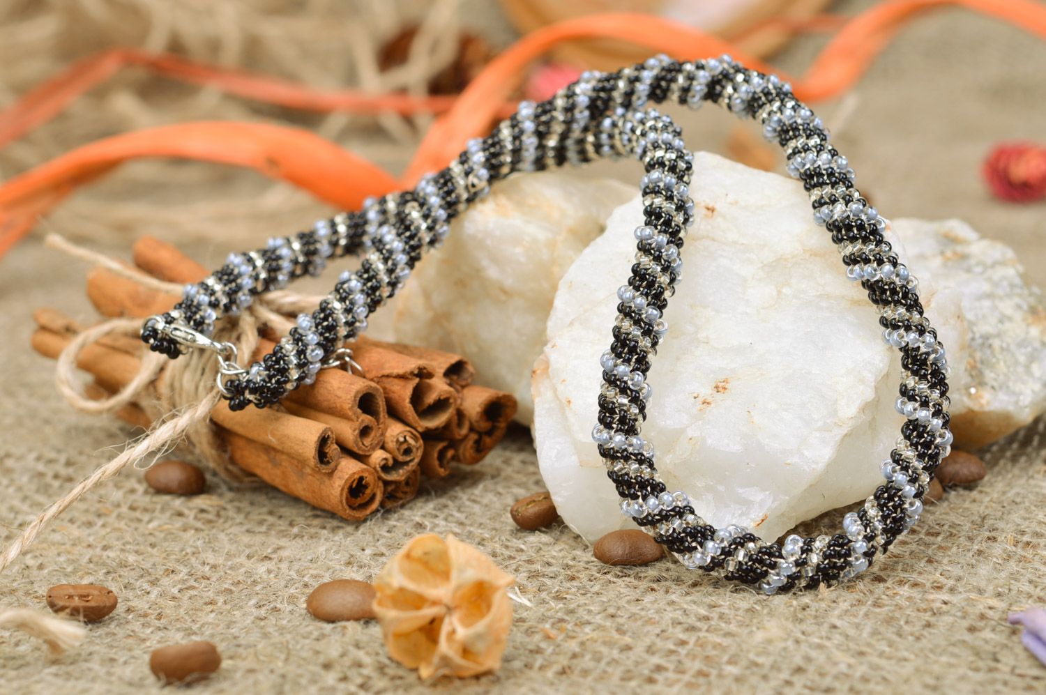 Collier spirale tressé en perles de rocaille noir et blanc bijou de créateur photo 1