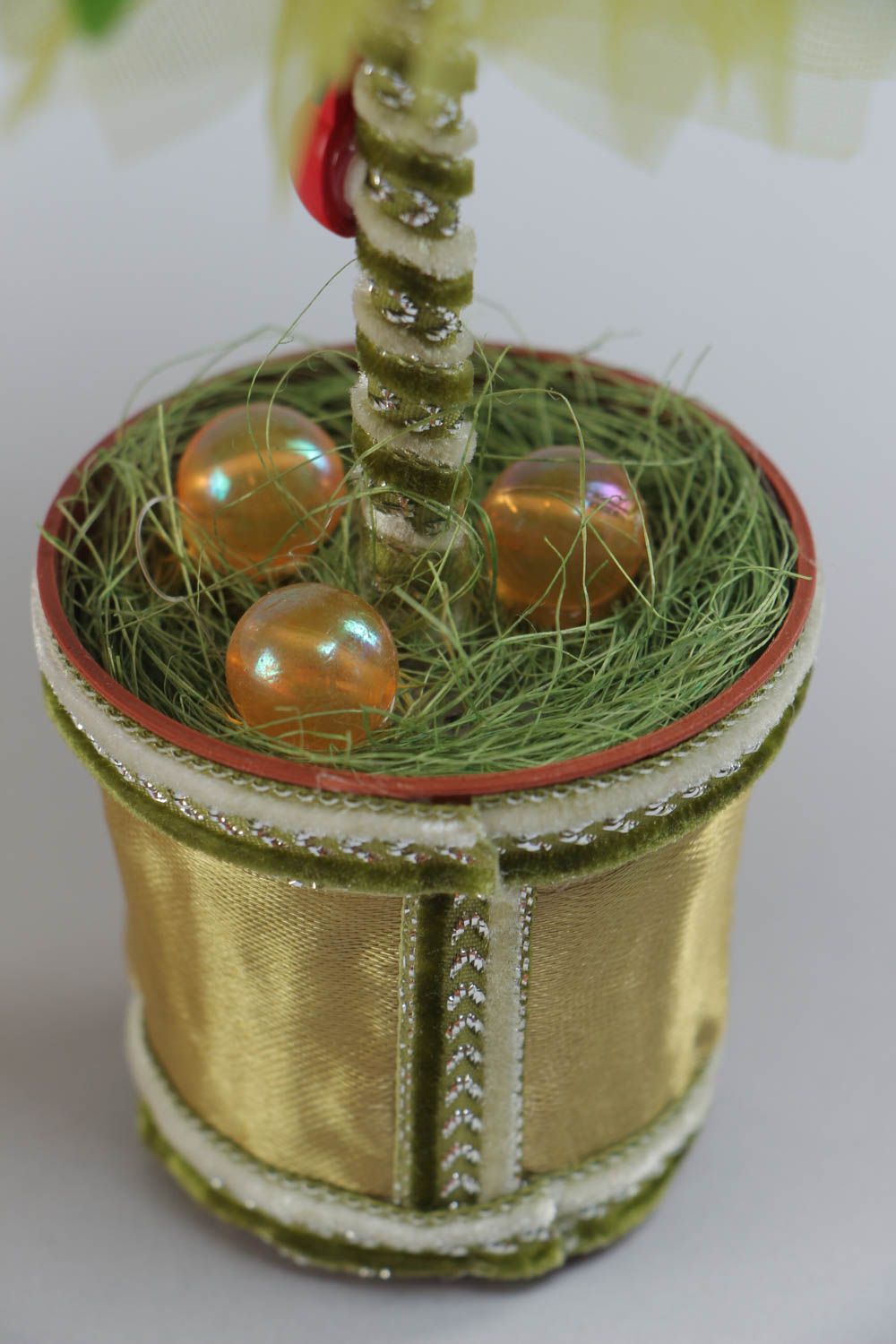 Deko Topiary aus Stoff Tüll mit Kunststoffblumen grün schön Designer Handarbeit foto 4