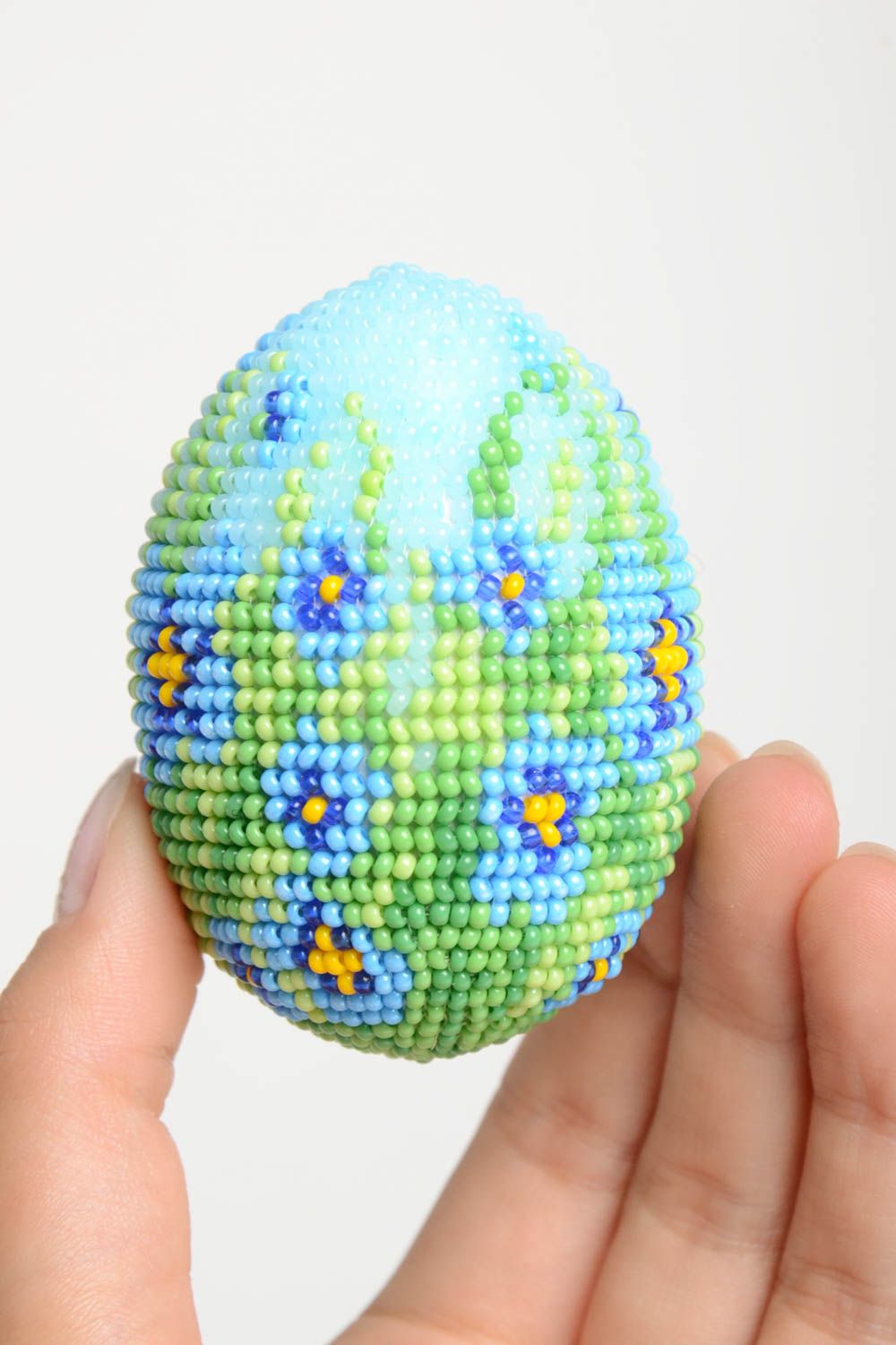 Яйцо из бисера ручной работы декоративный элемент предмет интерьера голубое  фото 5