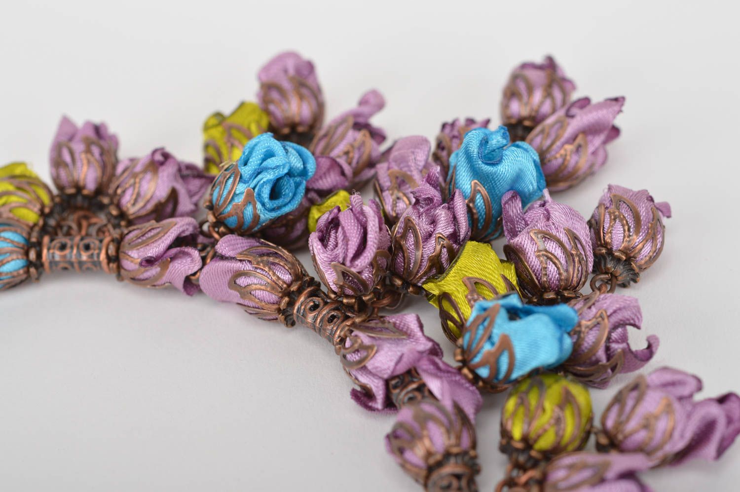 Текстильное колье с цветами из атласных лент фиолетовое аксессуар ручной работы фото 4